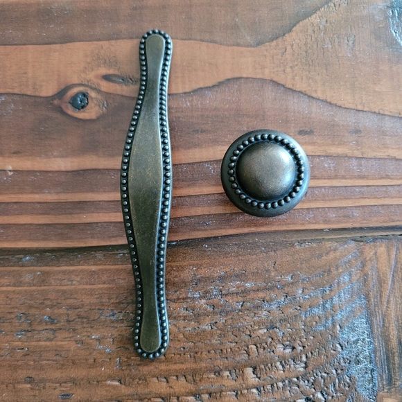 40 Pieces Total - 20 Knobs and 20 Pulls - New Antique brass finish - GlideRite - Picture 2 of 2